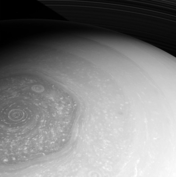Saturns-northern-hexagon-577x580