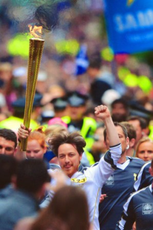 james-mcavoy-olympic-torch-in-scotland-2